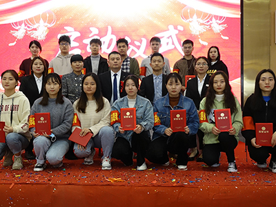 開業(yè)典禮與安陽工學(xué)院志愿者合影